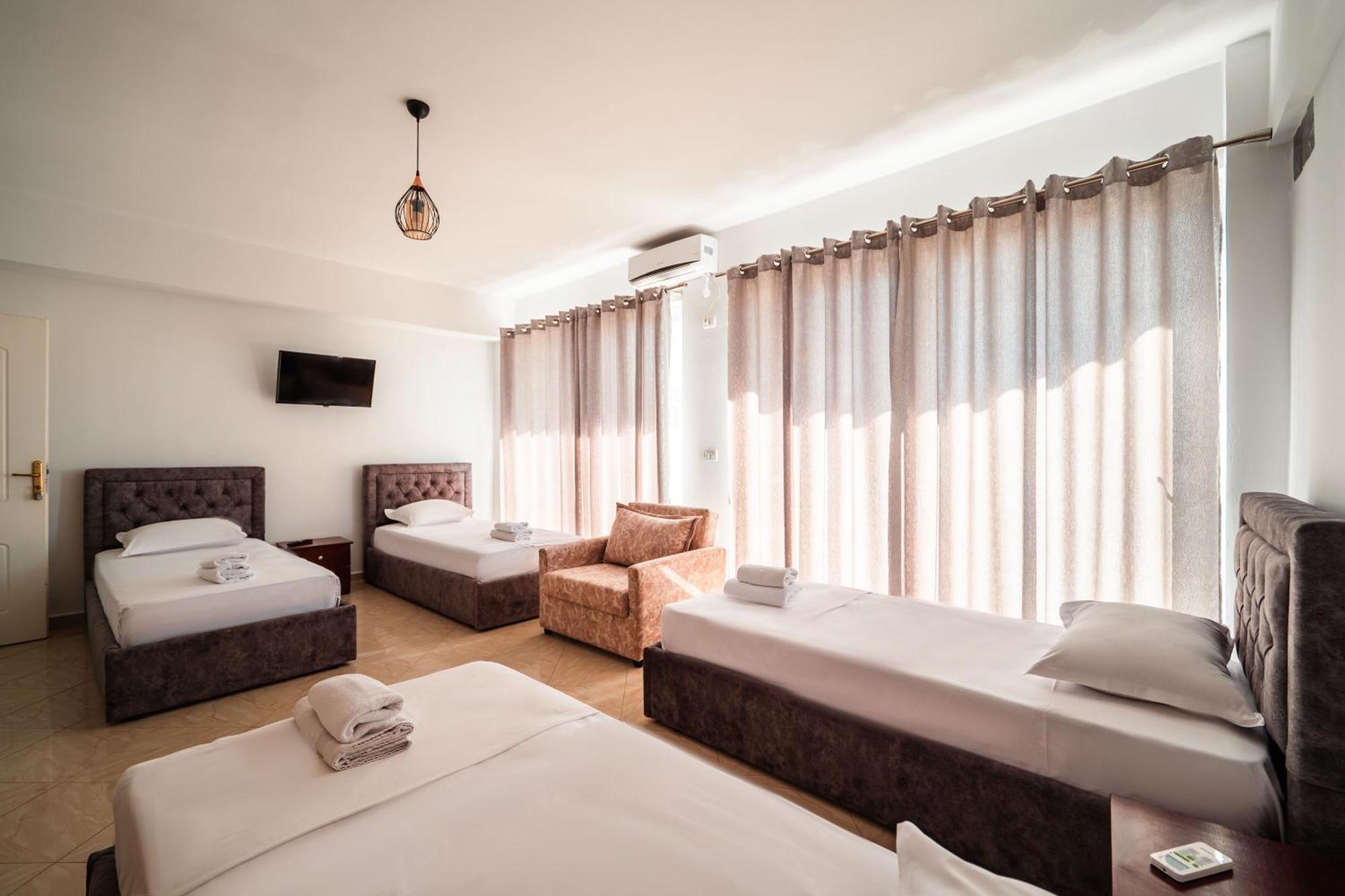 Alnes Hotel Sarande Ngoại thất bức ảnh