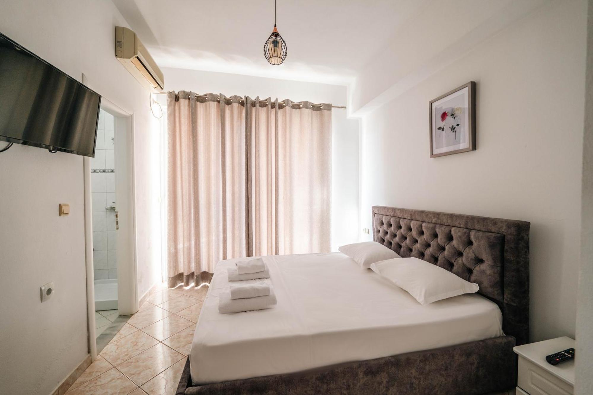 Alnes Hotel Sarande Ngoại thất bức ảnh