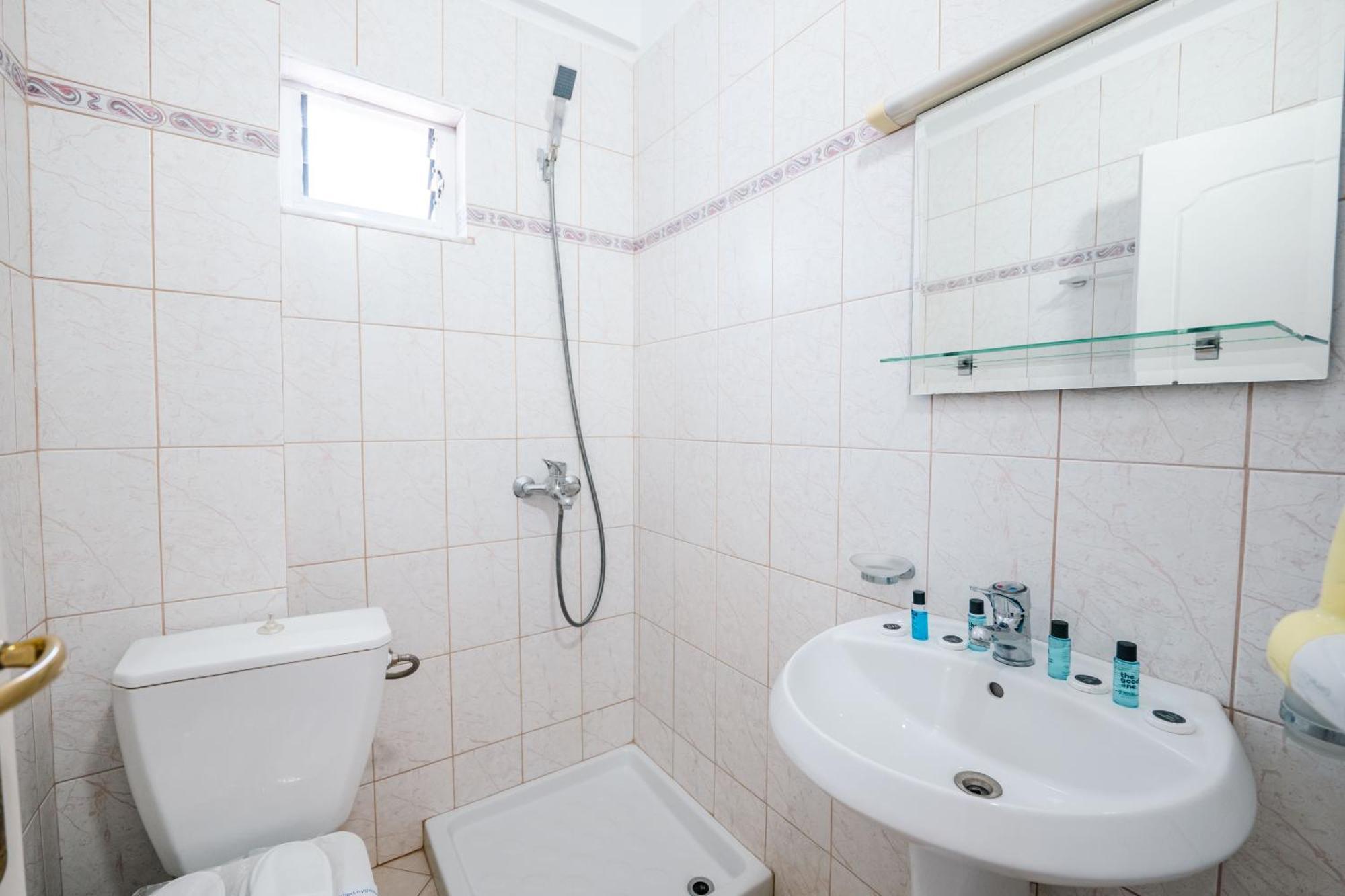 Alnes Hotel Sarande Ngoại thất bức ảnh