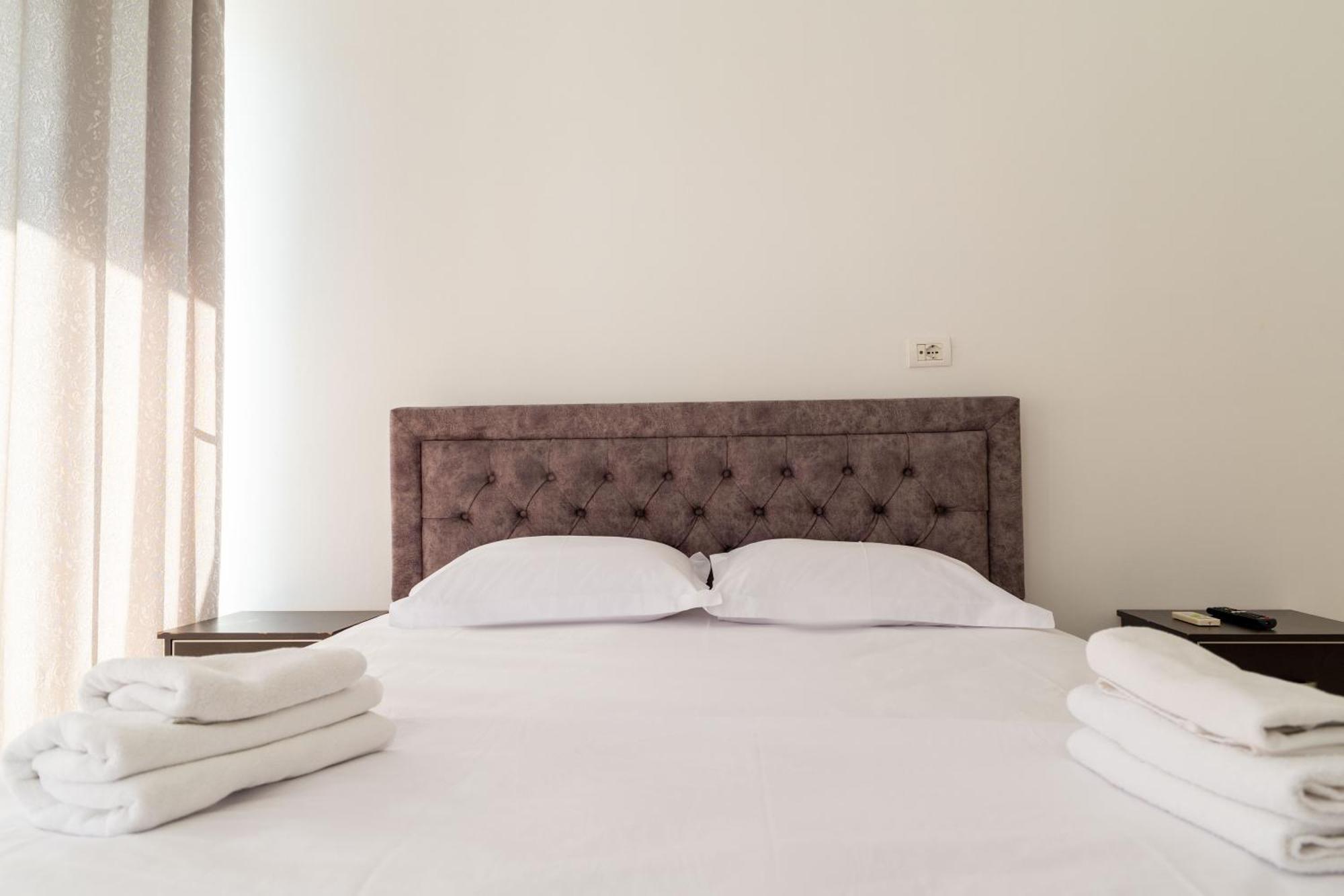 Alnes Hotel Sarande Ngoại thất bức ảnh