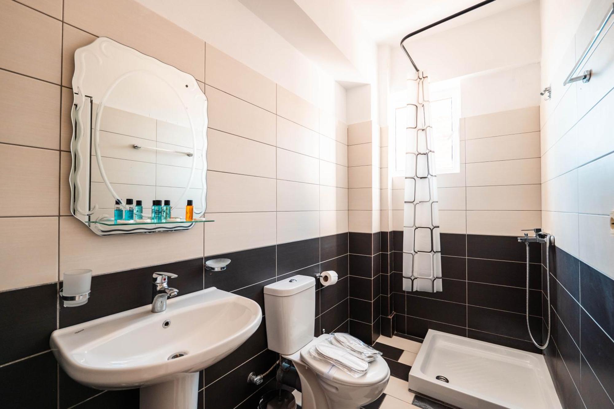 Alnes Hotel Sarande Ngoại thất bức ảnh