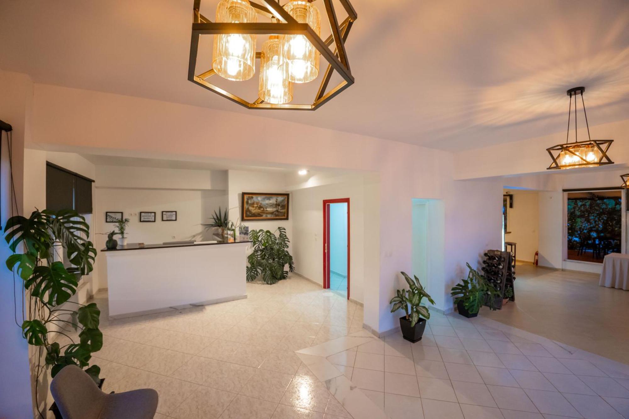 Alnes Hotel Sarande Ngoại thất bức ảnh